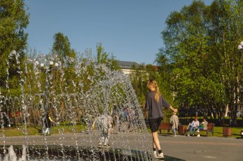 дети у фонтана в Мурманске