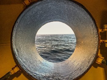 иллюминатор с видом на море