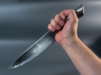 нож в руке мужчины
