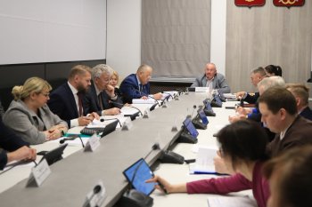 Депутаты на заседании комитета