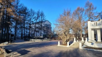 Сквер на улице Ленинградской в Мурманске весной