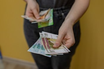 Девушка отдаёт деньги