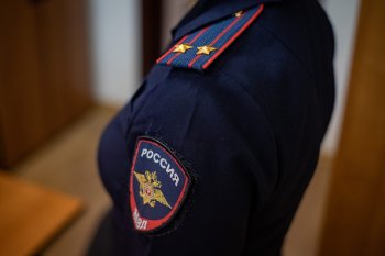 Полицейский в форме.