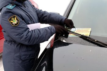 Пристав за работой.