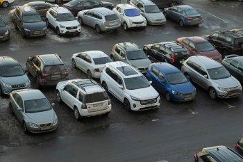автомобили на стоянке