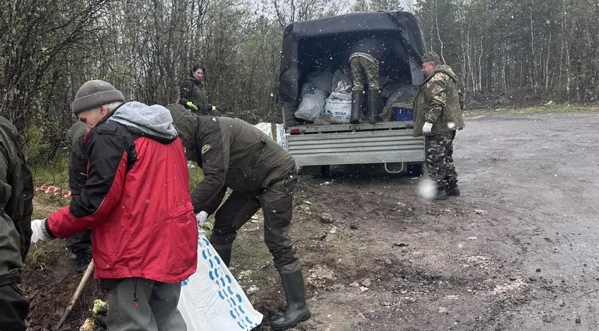 Уборка мусорной свалки в Мурманской области