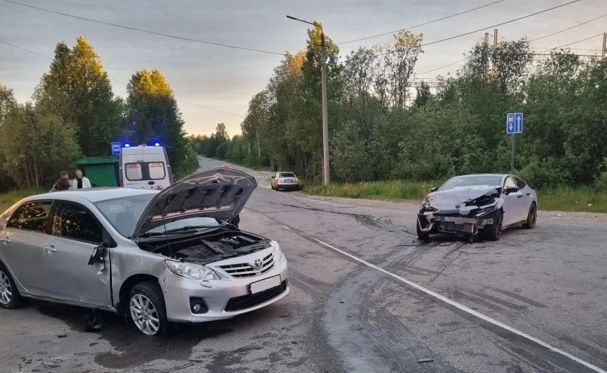 Два автомобиля после столкновения на дороге