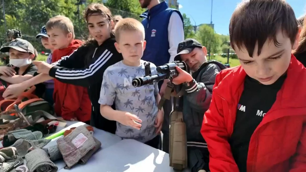 дети с автоматами