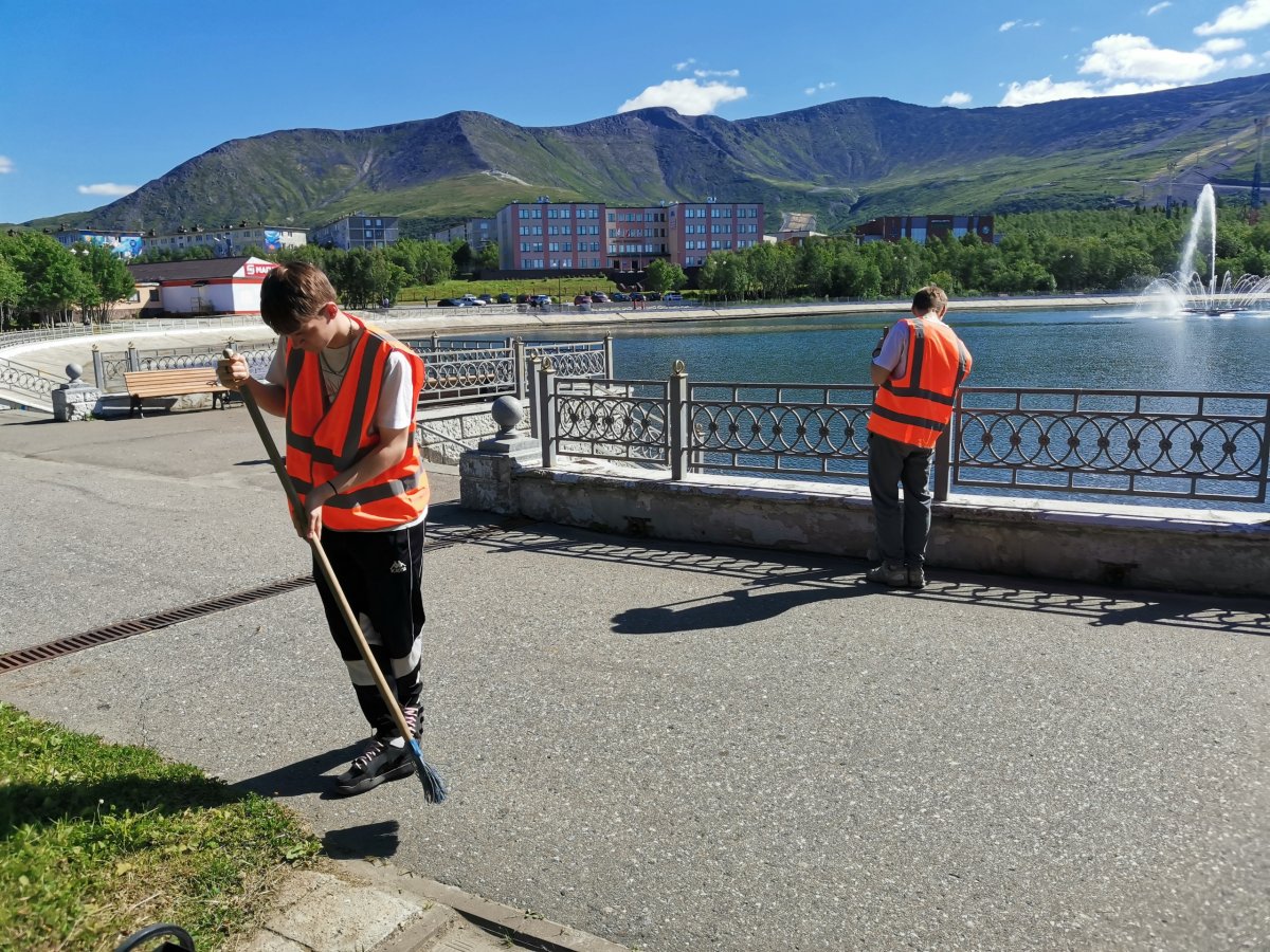 Подростки подрабатывают в Мурманске