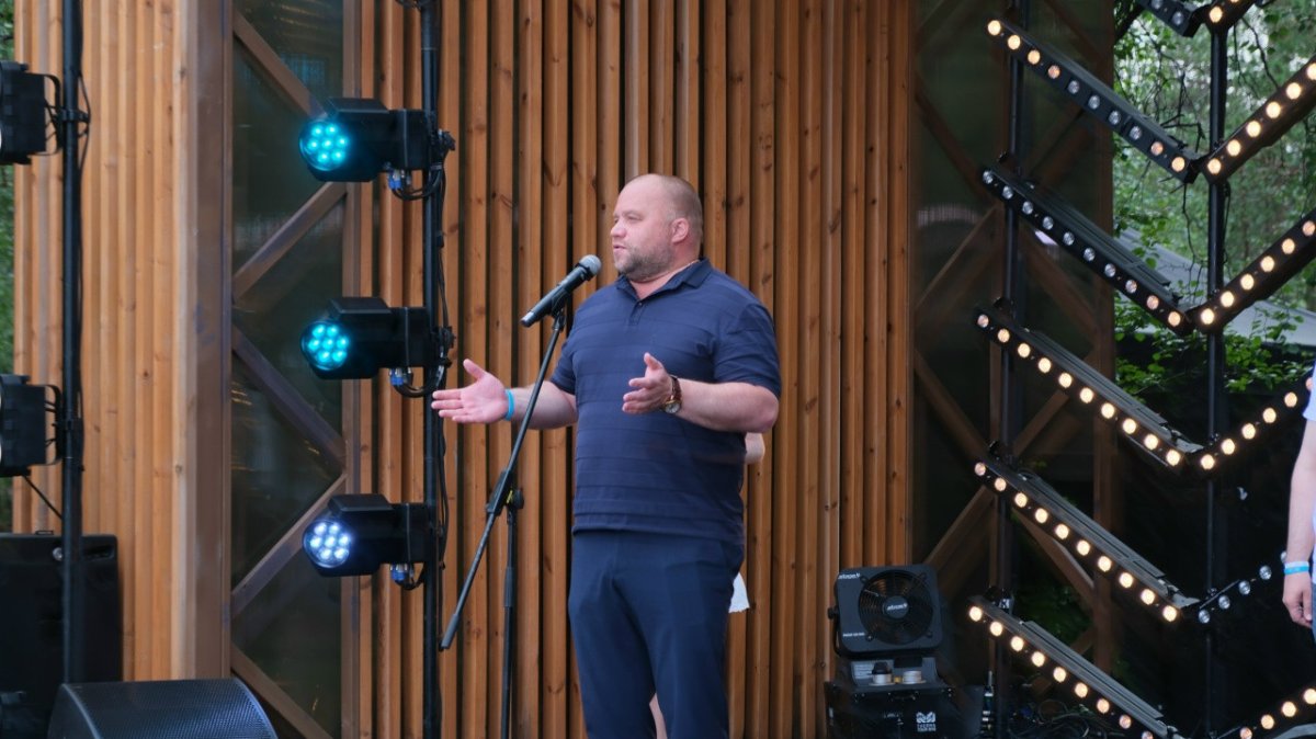 Андрей Кузнецов на сцене.