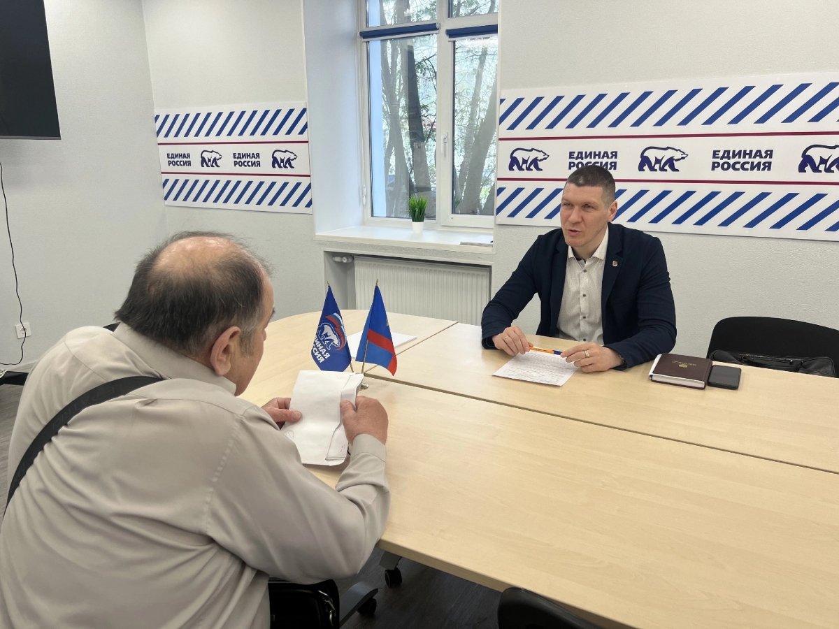 Депутат Дмитрий Шаповалов в Мурманске ведет личный прием.