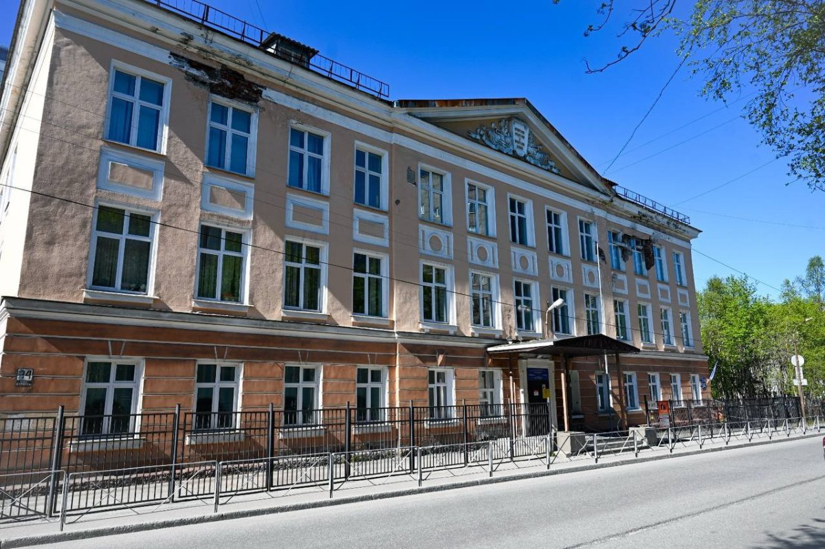 Здание гимназии №5 в Мурманске