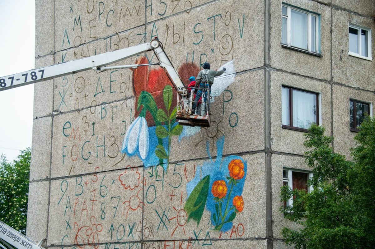 Создание мурала в Мурманске.