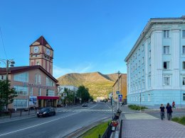 музейно-выставочный центр и горы в Кировске