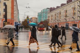 Люди переходят дорогу под дождём