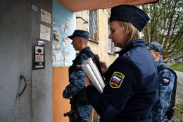 Судебный пристав за работой.