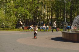 Ребёнок катается на самокате.