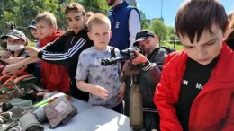 дети с автоматами