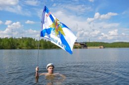 Человек в озере.