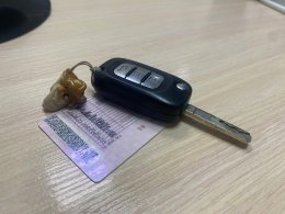 Ключи от автомобиля и водительское удостоверение.