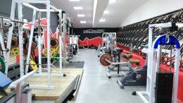 Спортивный зал с тренажёрами.