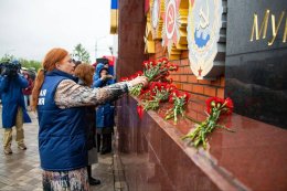 Депутат Ирина Андреева возлагает цветы в Мурманске