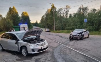 Два автомобиля после столкновения на дороге