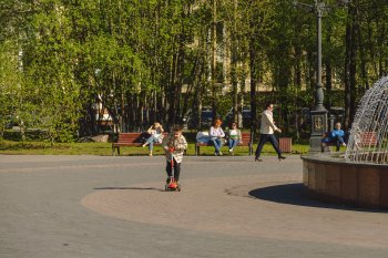Ребёнок катается на самокате.