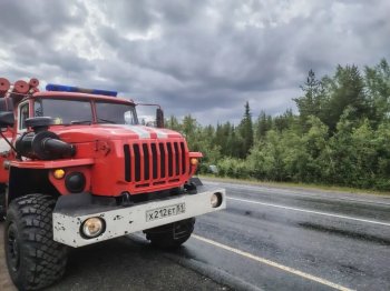 Пожарный автомобиль на дороге в Мурманской области