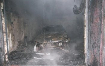 Сгоревшая в гараже иномарка в Кандалакше