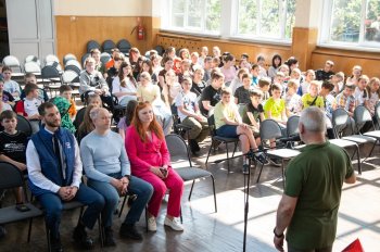 На лекции в летнем оздоровительном лагере в Мурманске
