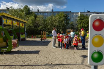 Дети на детской площадке в саду