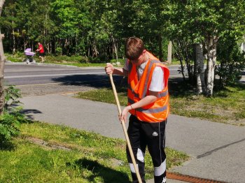 Подросток метет улицу в Мурманске