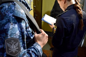Пристав за работой.