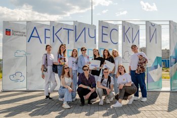 Выпускники на фестивале.