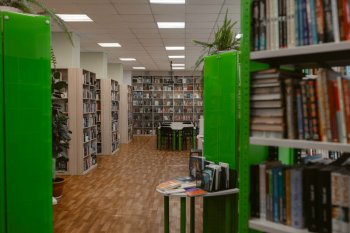 Зал в библиотеке.