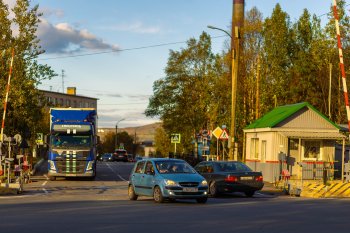 Автомобили на дороге в Мурманской области
