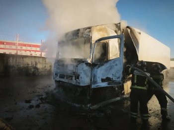 Пожарные тушат кабину грузовика