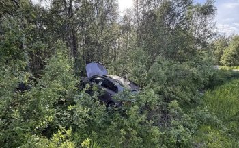 Автомобиль в кювете на дороге в Мурманской области