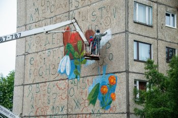 Создание мурала в Мурманске.