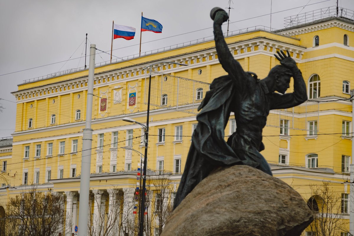 Памятник Анатолию Бредову на фоне здания правительства Мурманской области