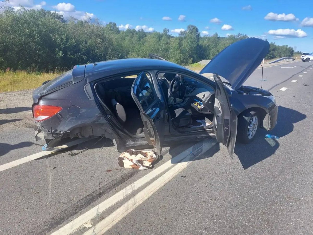 Автомобиль без колеса после аварии.