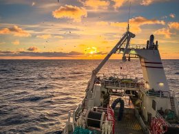 рыболовное судно в море