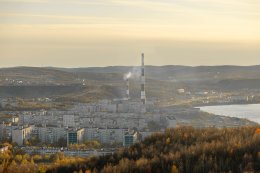 Трубы котельной на фоне города.