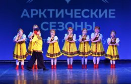 Творческий коллектив на сцене