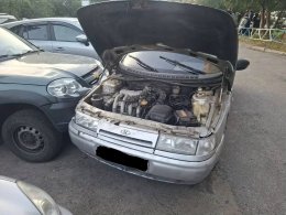 Автомобиль на парковке.