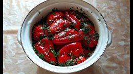 Аппетитный сладкий перец с чесноком и зеленью.