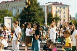 Люди на празднике.