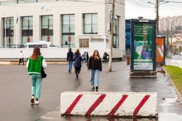 Люди идут по улице.