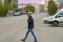 Человек разговаривает по мобильному телефону